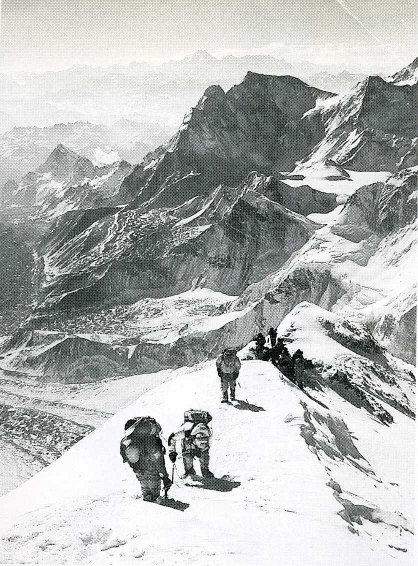에베레스트 남사면 등정루트 해발고도 8,412미터에 있는 발코니에서 정상을 향해 오르는 원정대원들