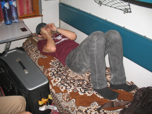 몽골의 침대기차의 내부모습  2층 침대로 총 4명이 한 방을 쓸 수 있는 침대기차다.
