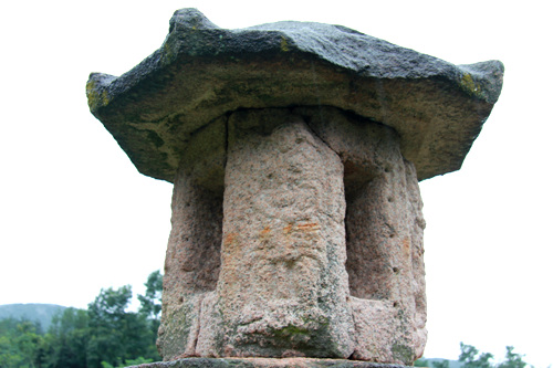 팔각으로 된 화사석과 지붕돌