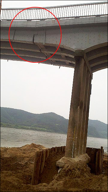 낙동강을 가로지른 옛 남지철교가 상판에 균열 현상이 발생했다. 사진에서 붉은색 원안에 보면 균열로 상판이 내려앉아 있다.