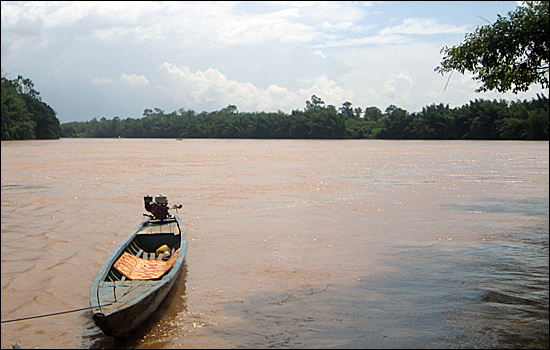 캄보디아에선 전력생산을 위한 수력발전용 댐 건설을 두고, 개발과 환경, 생존권을 둘러싼 논쟁이 한창이다. 북동쪽 라타나끼리 지방의 대표적인 세개의 강 가운데 하나인 스레폭(Serepok).