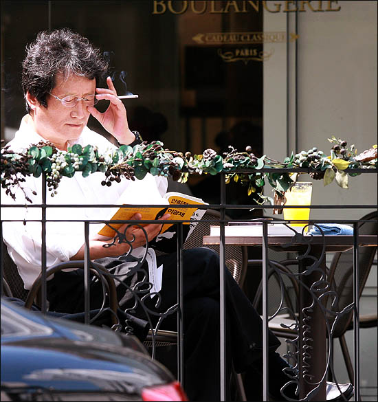 야권통합운동을 벌이고 있는 문성근 국민의명령 대표가 22일 오후 서울 여의도의 한 카페에서 따뜻한 햇살을 맞으며 잠시 여유를 즐기고 있다. 