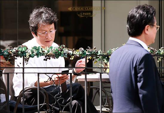 야권통합운동을 벌이고 있는 문성근 국민의명령 대표가 22일 오후 서울 여의도의 한 카페에서 따뜻한 햇살을 맞으며 잠시 여유를 즐기고 있다.