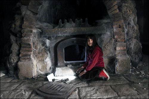 돈비 어프레이드의 한 장면 영화 속 괴물들은 저택 지하 깊은 동굴 속에 살고 있다. 