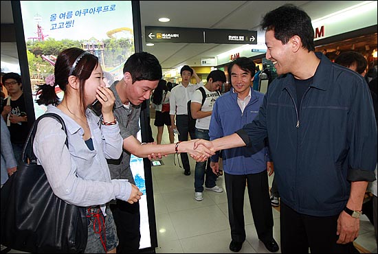  오세훈 서울시장이 23일 서울 강남역 지하상가 일대를 돌며 시민들과 인사하고 있다. 오 시장에게 다가와 반갑게 손을 내민 대학생들에게 오 시장이 "어디에 사세요"라고 묻자, "수원에 살아요"라는 답변이 돌아와 일순간 멋쩍은 상황이 연출되기도 했다.