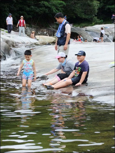  물에 들어갈 준비를 하는 사람들