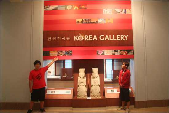 선일과 병모가 워싱턴의 스미소니언 박물관의 한국관에서 우리나라를 소개하는 포즈를 취하고 있다. 