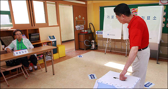 서울시 무상급식 주민투표일인 24일 오전 서울 종로구 가회동 재동초등학교에 마련된 투표소에서 주민들이 투표에 참여하고 있다.