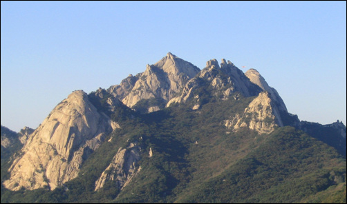 백운대와 인수봉 만경대가 뿔처럼 생겼다 하여 삼각산이라는 이름을 얻었다. 북한산이라고도 불린다.

