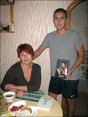 기자에게 훌륭한 숙소를 제공해준 마티스와 그의 어머니 산타. 마티스는 리브어 학습 교재도 보여주었다.