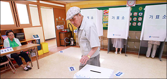 서울시 무상급식 주민투표일인 24일 오전 서울 종로구 가회동 재동초등학교 교실에 마련된 투표소에서 주민들이 투표에 참여하고 있다. 