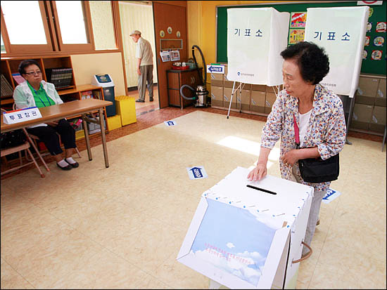서울시 무상급식 주민투표일인 24일 오전 서울 종로구 가회동 재동초등학교 교실에 마련된 투표소에서 주민들이 투표에 참여하고 있다. 