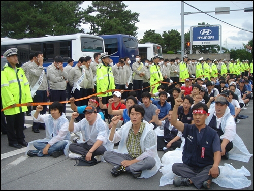 현대차 직원은 대부분 어깨띠를 하고 있었습니다. 왜? 