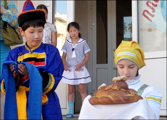 국립 아동병원을 방문 했을 때 전통 복장을 입은 예쁜 남녀 어린이가 파란 천과 빵 을 받쳐 들고 환영했다. 손님마다 주인에게 감사의 인사를 건네며 한 조각씩 떼어 소금에 찍어먹는다. 