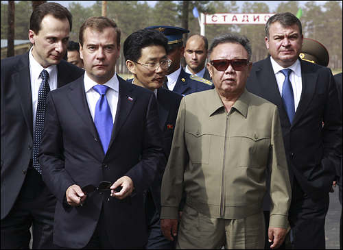 9년 만에 러시아를 방문한 김정일 북한 국방위원장이 메드베데프 러시아 대통령을 만나 환담을 나누고 있다. 