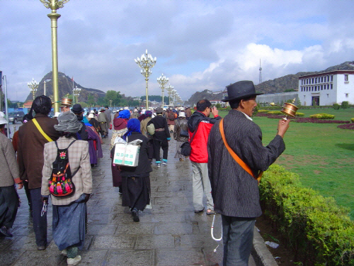 포탈라 궁을 순례하는 티베트 순례자들