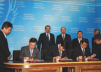 지난 2009년 3월25일 김쌍수 한전 사장(맨 오른쪽)과 지성하 삼성물산 상사부문사장이 카자흐스탄 발하쉬 화력발전소 건설사업에 대한 기본협약서에 서명하고 있는 모습.