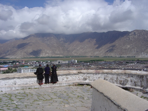포탈라 궁에서 키츄 강을 바라보고 있는 티베트 순례자들. 나라를 잃은 그들의 슬픔은 어떤 심정일까?
