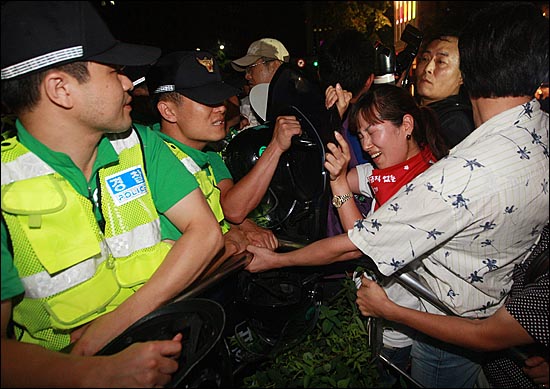 '4차 희망버스' 참가자들이 27일 오후 서울 종로구 광교사거리에서 청계천 아래쪽 보도로 행진을 벌이다가 인도로 올라 가려고 하자, 경찰들이 이를 막고 있다.