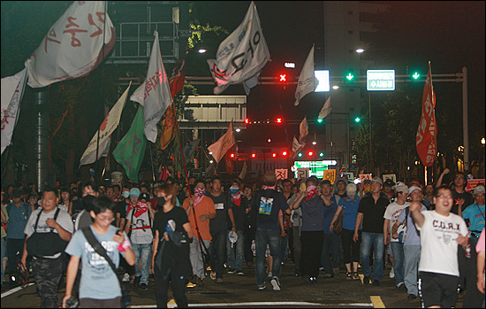 '4차 희망버스' 참가자들이 27일 오후 서울 중구 한국은행 본점 앞에서 한진중공업 정리해고 철회 등을 요구하며 거리행진을 벌이고 있다.