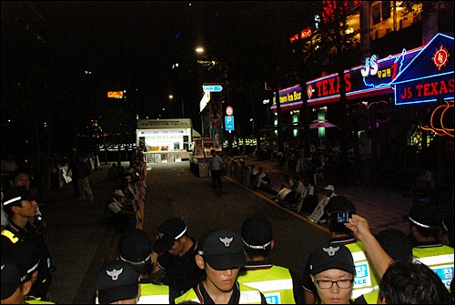 경찰의 '보호' 아래 진행되고 있는 어버이연합의 집회