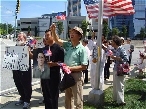 강훈군 피살 사건 진상규명대책위원회는 8월 15일 애틀랜타 일본총영사관 앞에서 시위를 벌였다. 왼쪽부터 레이몬드 워즈니악씨, 강훈군의 사진을 들고 있는 아버지 강성원씨, 박해명씨.