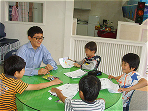 생전에 강훈군이 한국에서 아이들에게 영어를 가르치던 모습.