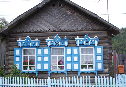   낡은 목재집에 정성껏 색칠한 창문. 브리야트에서 흔히 볼 수 있는 파란 창이지만 집집마다 문양은 다르다. 