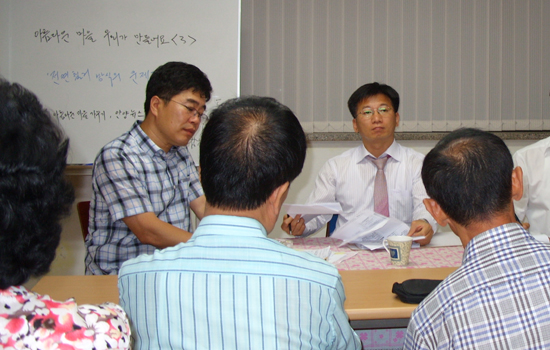 왼쪽 김헌 이사장, 오른쪽 양경식 변호사