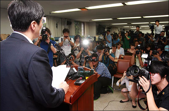  곽노현 서울시 교육감이 지난 28일 오후 서울시 교육청에서 긴급회견을 열어 공식 입장을 발표하고 있다. 곽 교육감은 박명기 서울교대 교수에게 2억 원의 돈을 지원한 사실은 인정하면서도, 지난 6.2 지방선거 당시 교육감 후보단일화 과정에서의 대가성은 부인했다. 