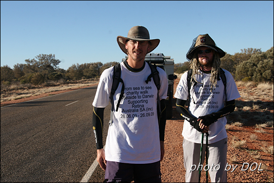 시각장애인들을 위해 애들레이드에서 다윈까지 3600km를 걷는 사람들을 만났다. 이들은 절반인 앨리스스프링스까지 걷고 나머지 구간은 다른 팀이 이어간다 한다.
