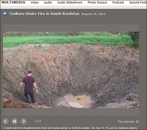 폭격으로 땅이 패여 커다란 구멍이 생겼다.