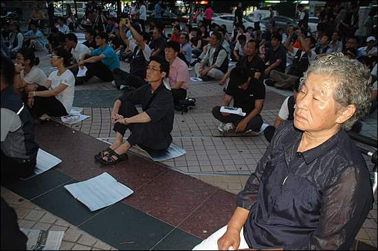  부산울산경남열사정신계승사업회 등 단체들은 30일 저녁 창원 한서병원 앞 문화광장에서 "열사추모 문화제"를 열었다. 사진은 정경식 열사 어머니를 비롯한 참가자들이 진혼굿을 보고 있는 모습.