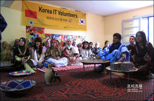 한국에서 온 봉사단원을 위해서 교육생들이 '모로코의 밤'을 준비해 주었다. 교육생들이 각자 집에서 가져온 전통의상을 입고 있다.
