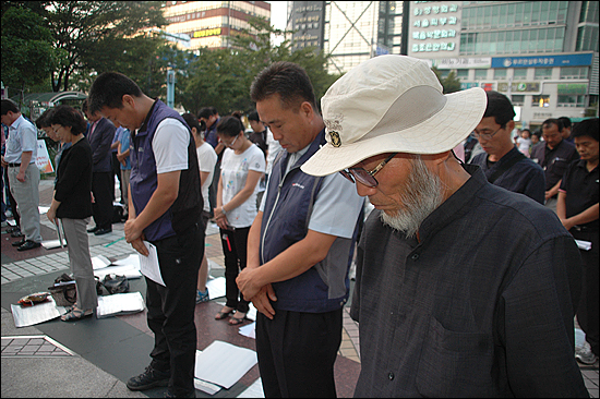  30일 저녁 창원에서 부산울산경남열사정신계승사업회 등 단체들이 연 "열사추모 문화제"에 참석한 사람들이 묵념을 하고 있다.