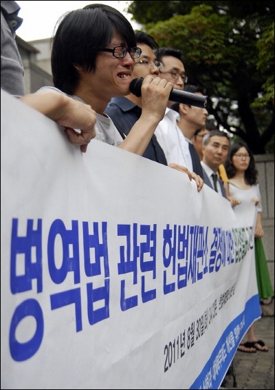2011년 8월 30일 헌법재판소가 현행 병역법에 대해 7-2 합헌 결정을 내린 후 열린 기자회견 자리에서 병역을 거부한 이준규씨가 눈물을 흘리고 있다.