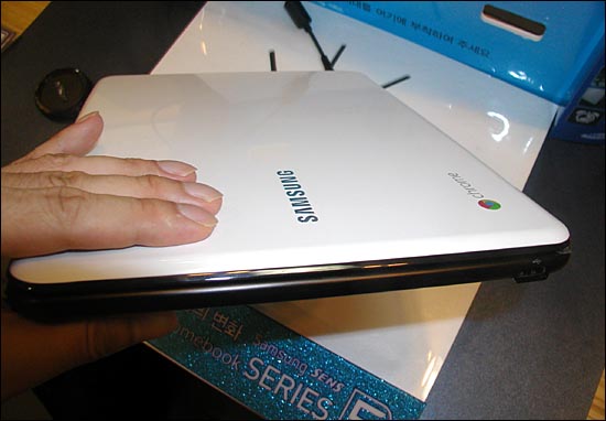 삼성 크롬북 두께는 20mm, 무게는 14.8kg으로 일반 넷북과 비슷하다.