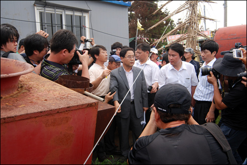  법원 집행관이 강정마을에서 중덕 해안으로 진입하는 삼거리에서 주민들과 취재진에게 방문 취지를 설명하고 있다.