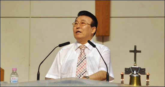 김홍도 목사는 기독교 지도자 포럼에서 반공 사상과 투철한 국가관을 가진 정치인을 다음 선거에서 뽑아야 한다고 주장했다. 또 한나라당을 대신할 새로운 보수 기독교 정당이 필요하다고 역설했다. 