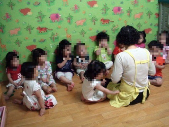 세살 반 아이들이 점심을 먹고 있다. 