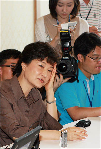 한나라당 박근혜 전 대표가 1일 국회에서 열리는 9월 정기국회 개회식에 참석하기 앞서 귀빈식당에서 기자간담회를 하고 있다.