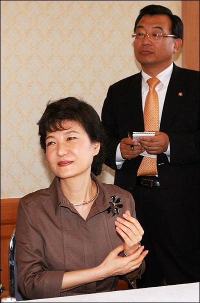 박근혜 비상대책위원장과 이정현 의원. (자료사진)
