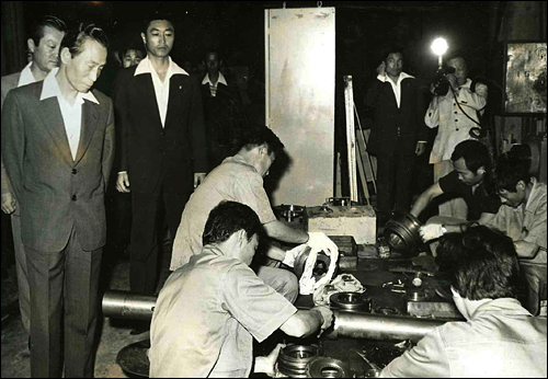 1977년 7월 수해를 입은 구로공단 복구 현장을 방문한 박정희 대통령. 