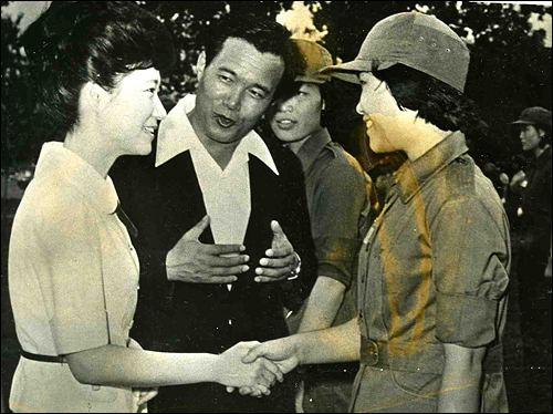1976년 7월 구로공단 여직원들의 입대식에 참석한 박근혜.
