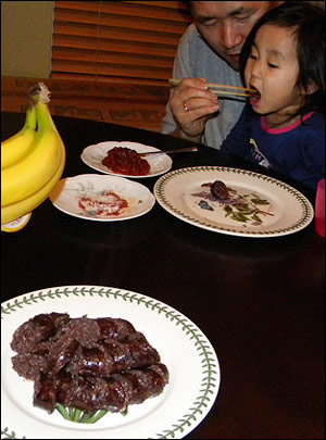  친구가 만든 순대를 먹고 있는 딸아이. 시중에서 파는 순대와는 확실히 다른 고소한 맛이 일품이다. 아이는 그게 얼마나 귀한 음식인지 알까. 