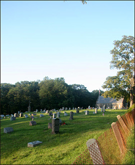 자정을 전후한 시간 아이들을 태워오기 위해 정거장으로 가는 길 중간에 있던 공동묘지. 미국의 오래된 마을은 보통 공동묘지가 동네 한복판에 있는데, 이 묘지는 외딴 곳에 있었다. 비가 내리는 한 밤중에 이 묘지 옆을 지나는 기분은 썩 유쾌하지 않았다.   