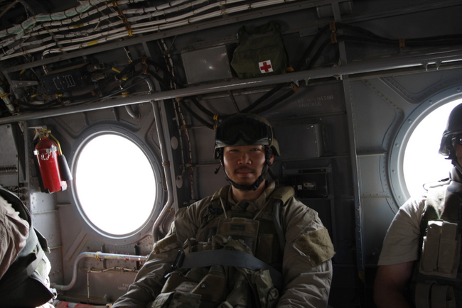 군용 비행기에 타고 다른 병사들과 함께 이동 중인 태상호 기자. 종군 취재를 할 때는 병사들과 거의 같은 복장을 갖춰야 한다. 