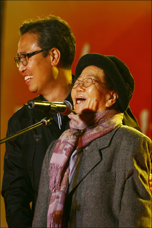2010년 노동자대회에서 이소선 어머니 왼쪽은 박계현 사무총장