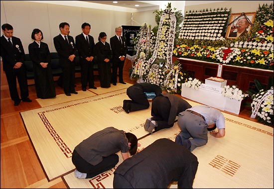  3일 오후 전태일 열사의 어머니 고 이소선 여사의 빈소가 마련된 서울대병원 장례식장에서 문상객들이 조문을 하고 있다.