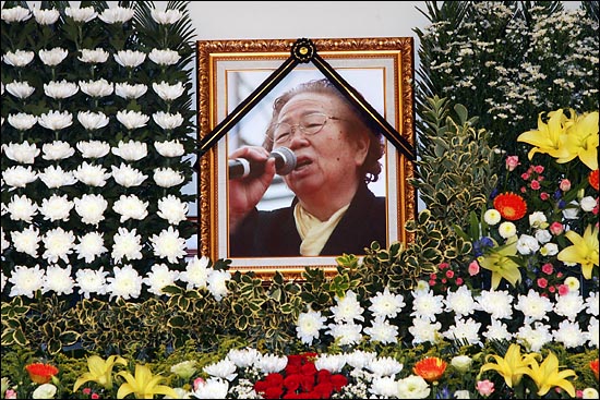 3일 오후 서울대병원 장례식장에 마련된 전태일 열사의 어머니 고 이소선 여사의 빈소에 고인이 연설하는 모습의 영정사진이 놓여 있다.
